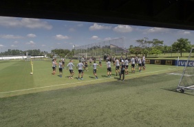 Elenco do Corinthians durante aquecimento nesta quinta-feira