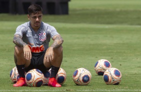 Fagner no treino desta quinta-feira no CT Joaquim Grava