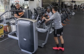 Fagner, Vagner Love e Tiago Nunes conversam na academia do CT