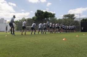 Jogadores do Corinthians durante o treino desta sexta-feira