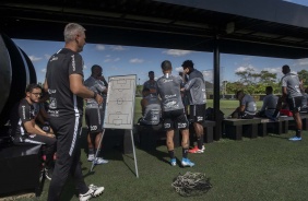 Jogadores e comisso tcnica durante o treino desta sexta-feira