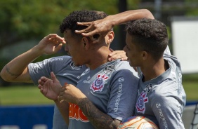 Pedrinho brinca com lateral Sidcley em treino no CT