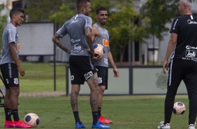 Pedrinho, Gabriel, Luan e Tiago Nunes em treino desta quinta-feira