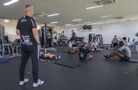 Tcnico Tiago Nunes observa treino na academia do CT