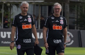 Tiago Nunes com auxiliar durante treino do Corinthians desta quinta