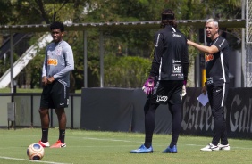 Tiago Nunes conversa com Cssio e Gil em treino desta quinta