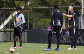 Tiago Nunes conversa com Cssio e Gil em treino desta quinta