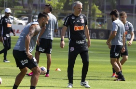 Tiago Nunes e os jogadores do Timão durante treino desta sexta-feira
