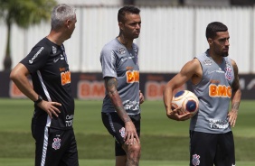 Tiago Nunes, Luan e Gabriel durante treino desta quinta-feira