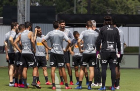 Tiago Nunes orienta jogadores durante treino do Corinthians