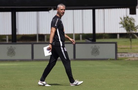 Tiago Nunes, técnico do Corinthians, caminha no CT Joaquim Grava