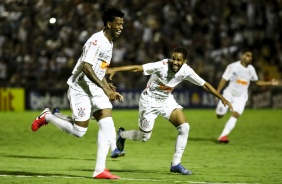 Gil e Everaldo durante a comemoração do gol contra o Novorizontino