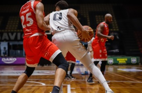 Douglas Santos durante o duelo contra o Pato, pelo NBB