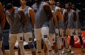 Jogadores do Corinthians antes do duelo contra o Pato Basquete