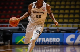 Nesbitt durante o duelo contra o Pato, pelo NBB