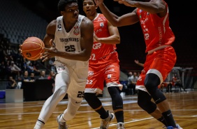 Nesbitt em quadra contra o Pato, pelo NBB