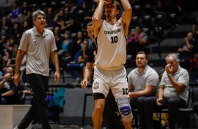 Vezaro durante o duelo contra o Pato, pelo NBB