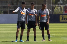 Araos, Roni e Léo Pereira participam de treino desta quarta no CT
