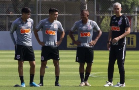 Araos, Roni e Léo Pereira recebem orientações de Tiago Nunes em treino desta quarta