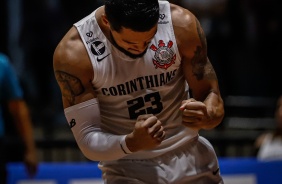 Arthur Pecos comemora cesta contra o Mogi Basquete