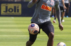 Atacante Yony González durante treino no CT Joaquim Grava