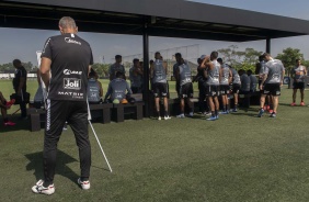 Atletas do Timo e Tiago Nunes durante o treino desta quinta-feira