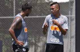 Cantillo e Camacho conversam durante treino no CT