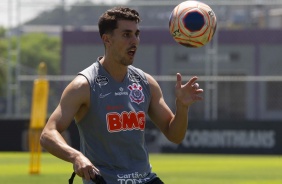 Danilo Avelar trabalha com bola no CT Joaquim Grava