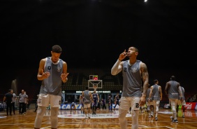 Douglas Santos e Fuller antes da partida contra o Mogi Basquete