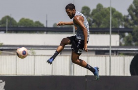 Everaldo durante o treino desta quinta-feira