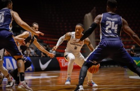 Fuller em ação contra o Mogi Basquete