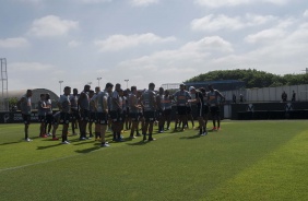 Jogadores do Corinthians antes de treinamento no CT