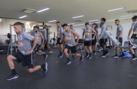 Jogadores do Corinthians fazem trabalho na academia do CT