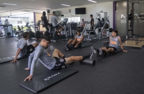 Jogadores do Corinthians na academia do CT Joaquim Grava