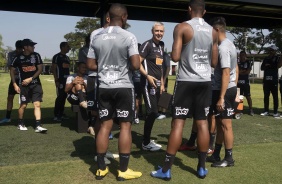 Jogadores do Corinthians no gramado do CT Joaquim Grava