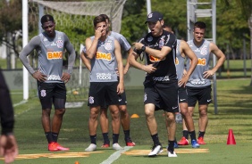 Jogadores do Corinthians recebem instruções durante o aquecimento no CT