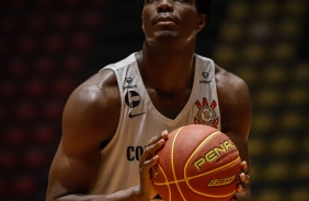 Nesbitt, pivô do Corinthians, no duelo contra o Mogi nesta terça-feira