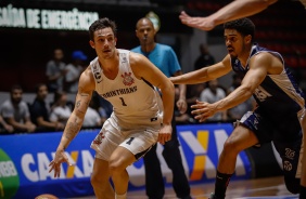 Ricardo Fischer em ao na vitria do Corinthians contra o Mogi