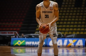 Robinson, ala do Timão, em ação contra o Mogi Basquete nesta terça