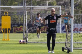 Tcnico Tiago Nunes observa treino no CT