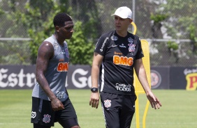 Tiago Nunes conversa com Yony Gonzlez no CT Joaquim Grava