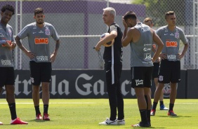 Tiago Nunes e jogadores do Corinthians durante o treino