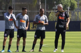 Tiago Nunes orienta Araos, Roni e Lo Pereira em treino desta quarta-feira