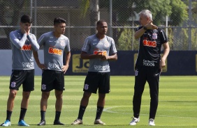 Tiago Nunes orienta Araos, Roni e Léo Pereira em treino desta quarta-feira