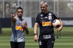 Volante Gabriel conversa com o técnico Tiago Nunes no CT Joaquim Grava