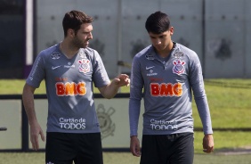 Boselli e Araos conversam durante treino desta sexta-feira