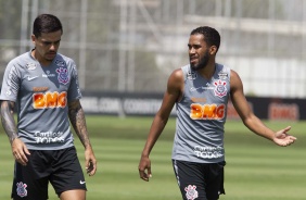 Fagner e Everaldo conversam durante treino desta sexta