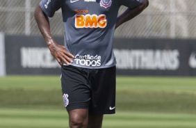 Gil, zagueiro do Corinthians, no gramado do CT Joaquim Grava