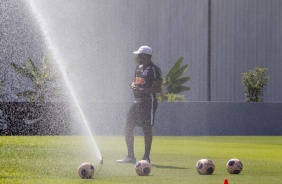 Kelly Guimarães, auxiliar técnico do Corinthians, no gramado do CT Joaquim Grava