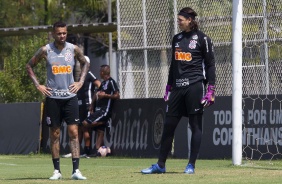 Luan e Cássio no gramado do CT Joaquim Grava nesta sexta